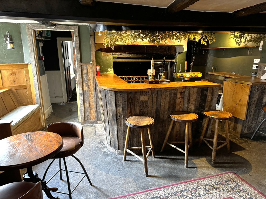 Lot: 135 - HISTORIC PUBLIC HOUSE FOR IMPROVEMENT WITHIN DARTMOOR NATIONAL PARK - Bar